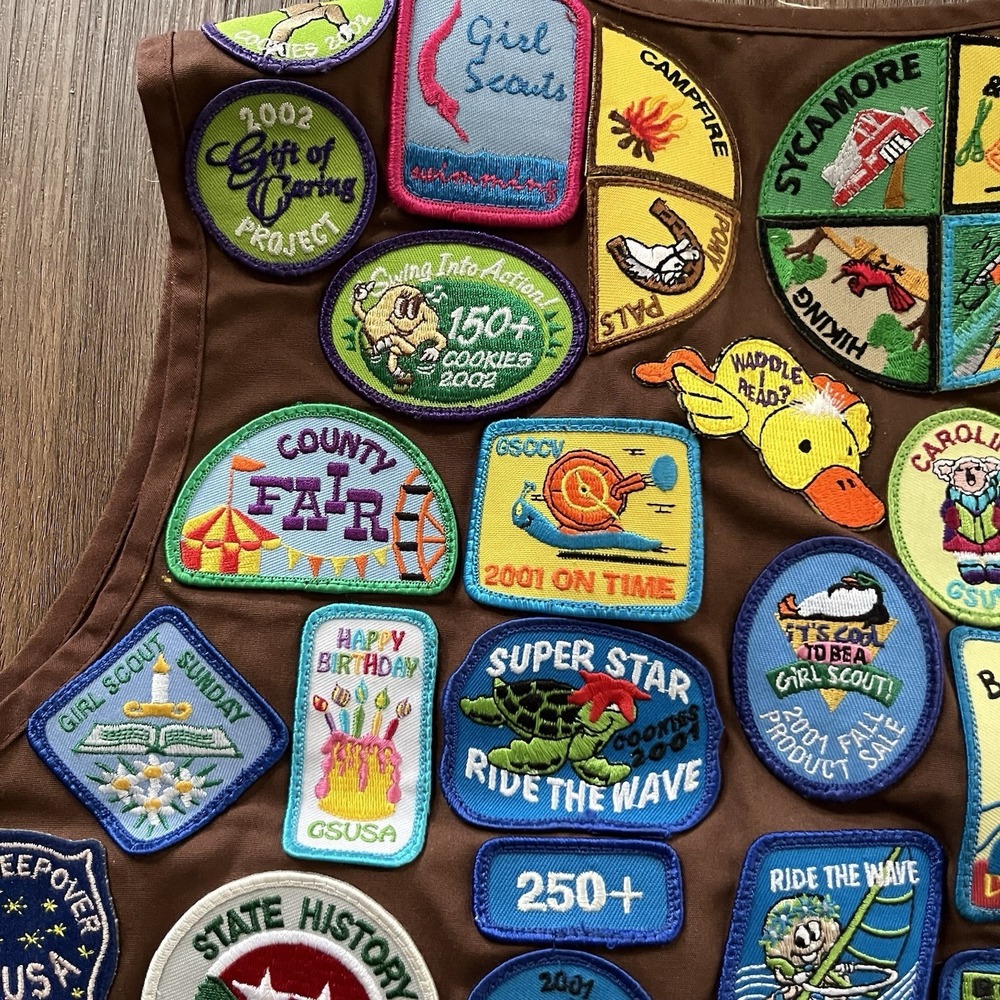 Vtg Girl Scouts Brownie Vest Early 2000s Over 80 Patches USA Size Medium - Picture 6 of 11